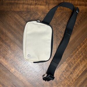 Everywhere Belt Bag 1L
Canvas
Colour Natural/Black